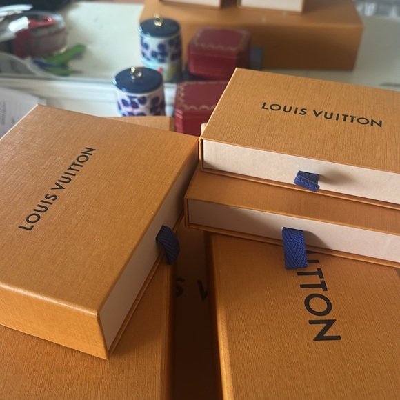 Lv boxes - Picture 3 of 3